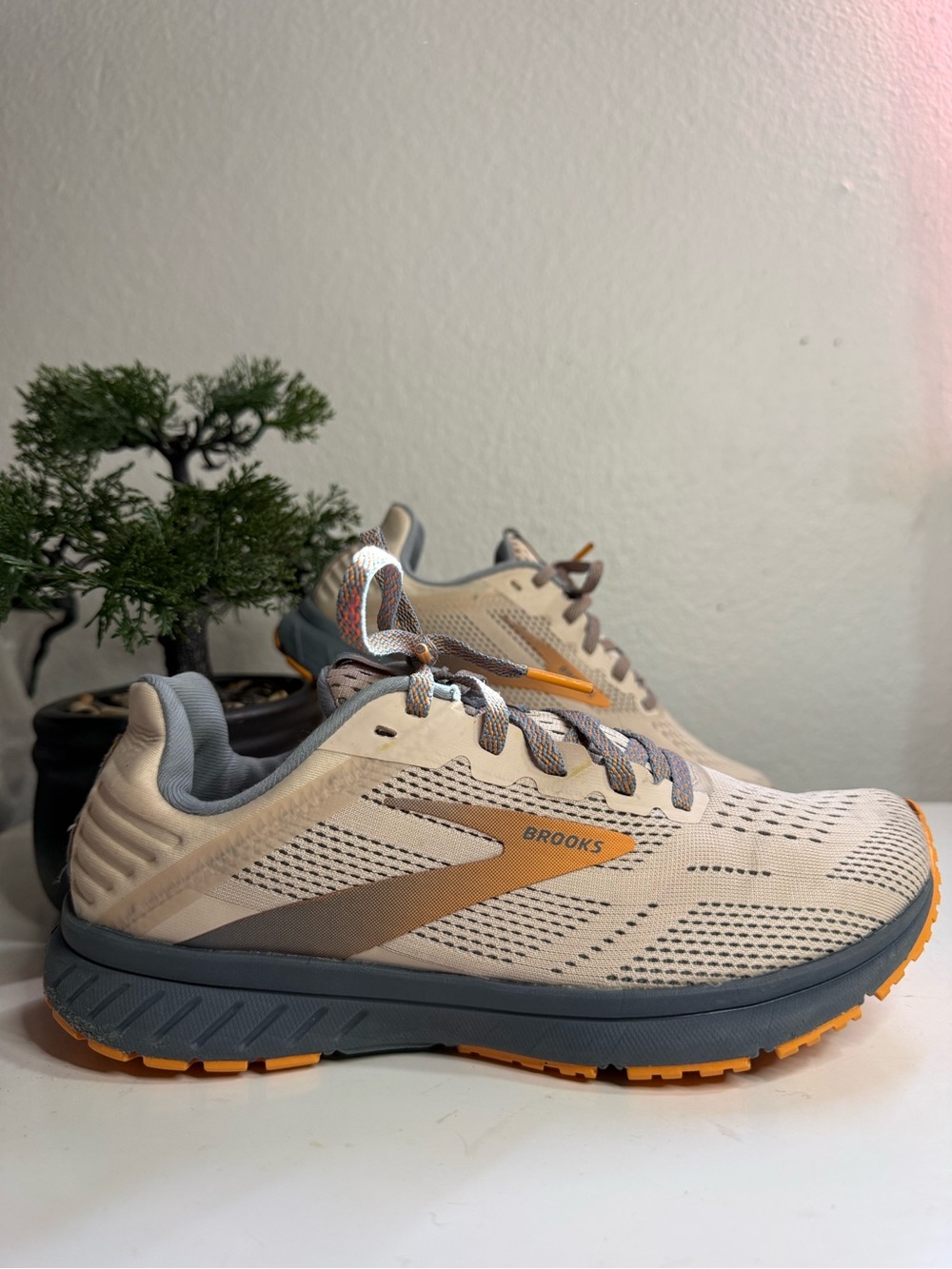 Brooks Anthem 5  Women size 6.5 Athletic  in Cream with Orange and Gray Accents